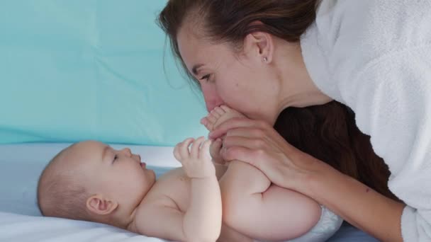 Close up tiro de jovem mãe está brincando com seu bebê recém-nascido em um berçário em uma manhã. Conceito de filhos, bebê, paternidade, infância, vida, maternidade, maternidade. - Filmagem, Vídeo