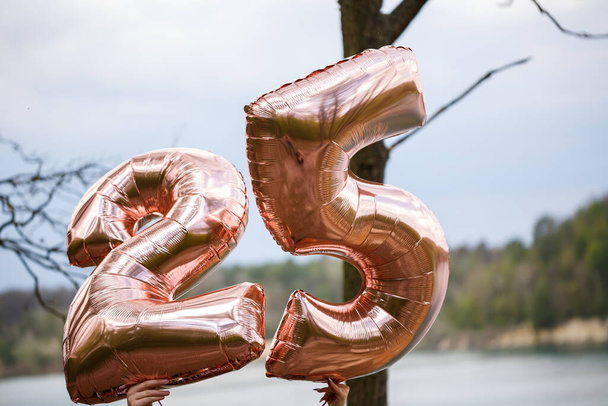 Μπαλόνια αριθμούν είκοσι πέντε στη φύση - Φωτογραφία, εικόνα