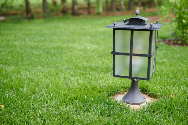 Solar Lantern is op het groene grasveld buiten. Hoge kwaliteit foto - Foto, afbeelding