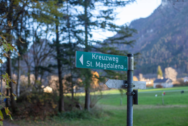 Wegweiser zur St.Magdalena-Kreuzung in Brannenburg - Foto, Bild