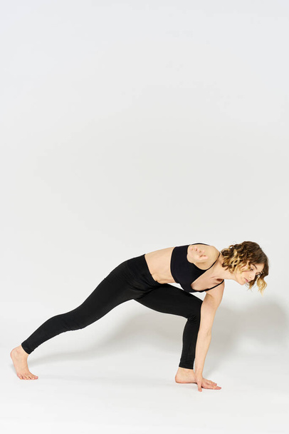 Vrouw in sportkleding houdt zich bezig met fitness indoor gymnastiek slank figuur - Foto, afbeelding