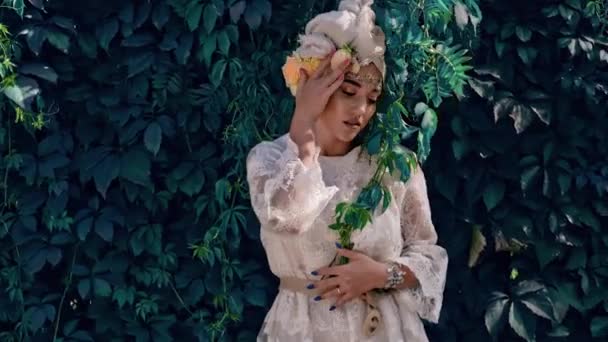Mooie Aziatische vrouw met Thaise traditionele jurk in het bos. - Video
