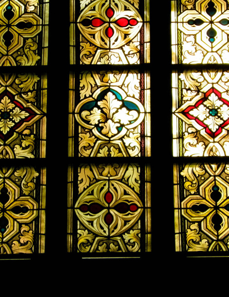 Vidrieras como fondo arquitectónico. Arco-ver en Frombork. Antecedentes. San Andrés en la Catedral de Frombork. - Foto, Imagen