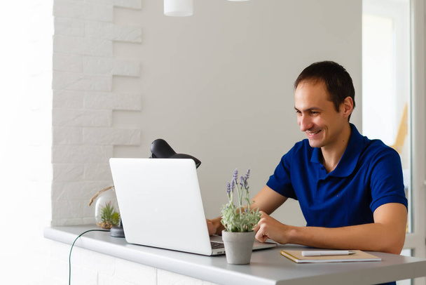 Man met video Chat met arts op laptop thuis - Foto, afbeelding