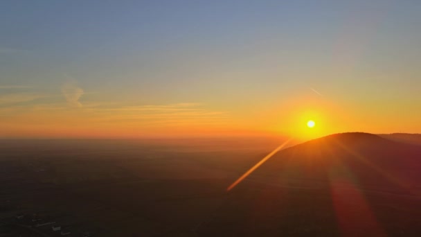 Coucher de soleil montagnes panoramiques surplombant les hautes terres forestières grande vue sur le brouillard - Séquence, vidéo