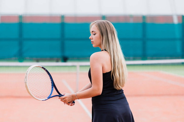 Torneio de ténis. Jogadora feminina na quadra de tênis de barro - Foto, Imagem