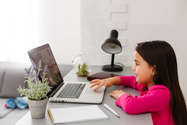 Kleines Mädchen lernt mit Computer - Foto, Bild