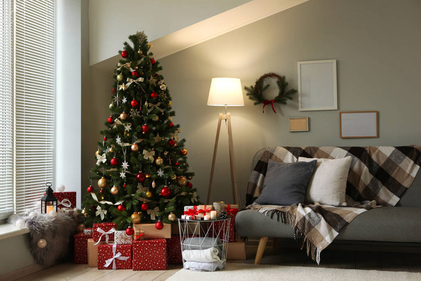 Belo interior decorado para o Natal ou Ano Novo. Árvore de Natal e presentes. Lugar para texto - Foto, Imagem