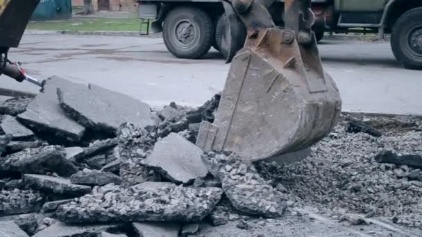 Le godet du tracteur brise l'asphalte - Séquence, vidéo