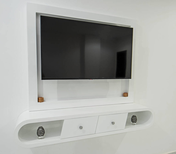 Wohnzimmer Lounge-Bereich in Luxus-Wohnung Show Home zeigt Innenarchitektur Einrichtung der Wand montierten TV-Gerät - Foto, Bild