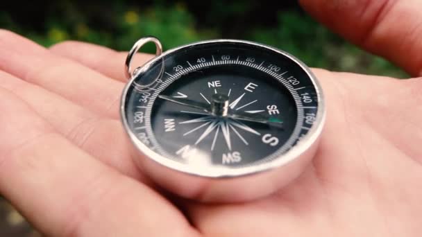man houdt kompas in de hand close-up - Video