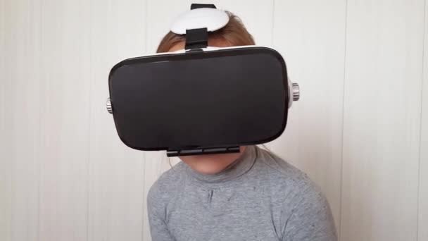 Tiener meisje spelen met behulp van VR bril. Mooi jong meisje draagt virtual reality headset. Augmented Reality. - Video