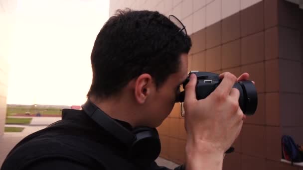 άνδρας φωτογράφος δρόμου κάνει πλάνα - Πλάνα, βίντεο
