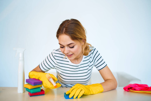 Nainen puhdistaa sieni pöytä kotitalouksien siivouspalvelu elämäntapa - Valokuva, kuva