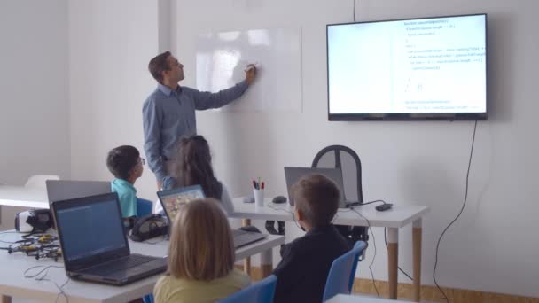 Bilgisayar bilimi öğretmeni tahtaya yazı yazıyor - Video, Çekim