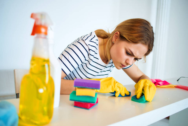 Mulher limpa mesa de esponja serviço de limpeza doméstica estilo de vida - Foto, Imagem