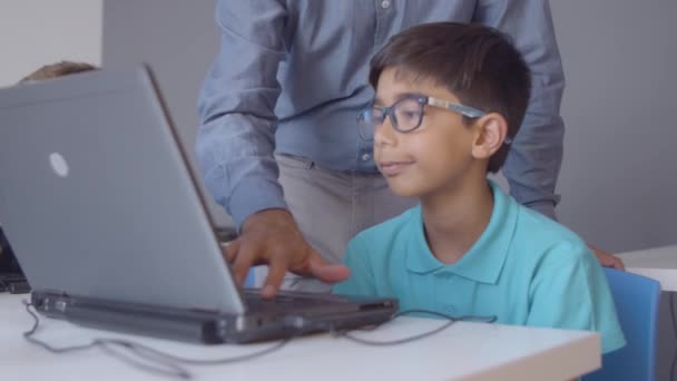 教師は心配した少年が仕事をするのを助ける - 映像、動画