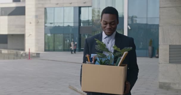 Alegre joven gerente de oficina negro disfrutando de despido laboral, dejando aburrido departamento de oficina con personal personal - Metraje, vídeo