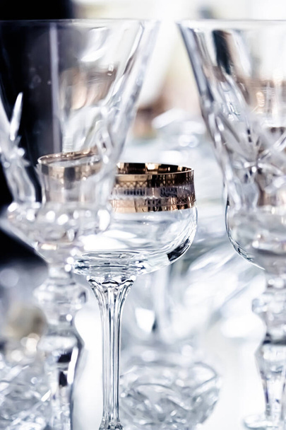 Κρυστάλλινα ποτήρια όπως πολυτελή επιτραπέζια σκεύη και μποέμικο σχεδιασμό γυαλιού, διακόσμηση σπιτιού και διακόσμηση εκδηλώσεων - Φωτογραφία, εικόνα