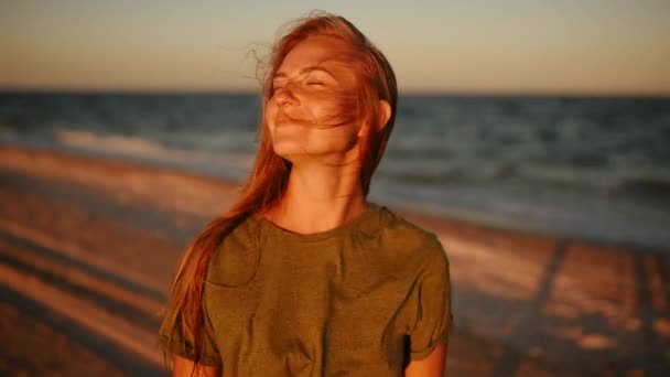 Mutlu kadın gün batımında sahilde gülüyor. & Kapat - Video, Çekim