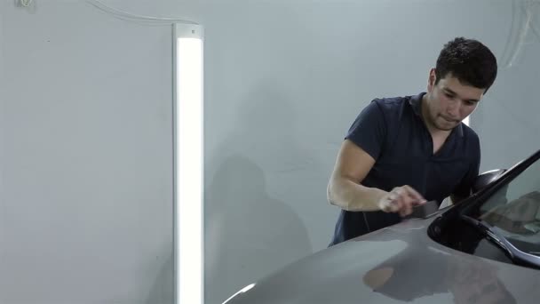 Людина наносить захисний шар на автомобіль
 - Кадри, відео