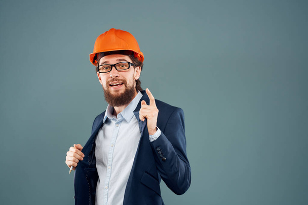 Mann in orangefarbenem Anzug harter Hut Ingenieur Bauarbeiten Lebensstil Beamter - Foto, Bild