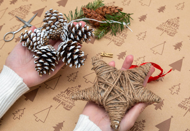 DIY hvězda s borovicovými kužely na vánočním pozadí, ruční práce - Fotografie, Obrázek