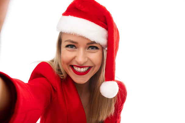 Noel kıyafetli neşeli kadın selfie çekiyor. - Fotoğraf, Görsel