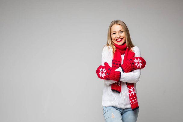 Viehättävä blondi nainen pukeutunut kodikas talvivaatteita - Valokuva, kuva