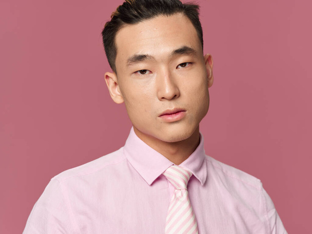 asiatische Mann rosa Hemd attraktiv aussehen Selbstbewusstsein Nahaufnahme - Foto, Bild