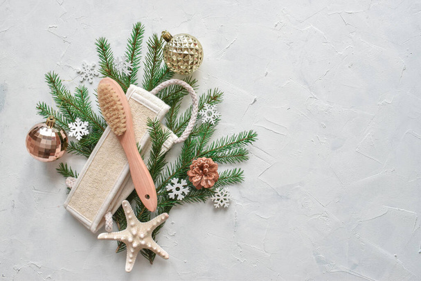 Cepillo de madera y una esponja para el cuerpo. Decoración de Navidad. - Foto, Imagen