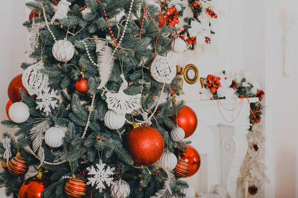 Το εσωτερικό της Πρωτοχρονιάς. Χριστουγεννιάτικο δέντρο. Χριστουγεννιάτικα στολίδια. Πολυτέλεια. Πρωτοχρονιάτικα παιχνίδια Χριστουγεννιάτικα δώρα. Φωτογραφία με απόχρωση. Νέο έτος - Φωτογραφία, εικόνα