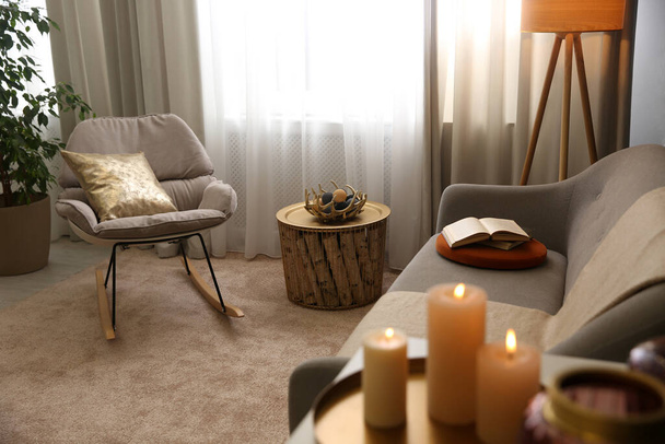 Cozy living room interior inspired by autumn colors - Foto, Imagem