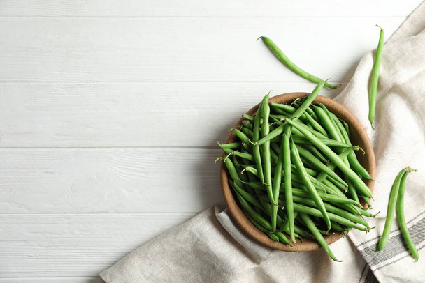 Fresh green beans on white wooden table, flat lay. Space for text - Foto, Imagem