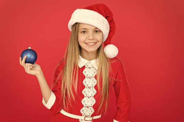 The earlier you shop for decorations, the cheaper they will be. Create unique decorations. Christmas ball decor. Christmas decorating ideas for kids room. Child red costume hold christmas ornament - Foto, immagini