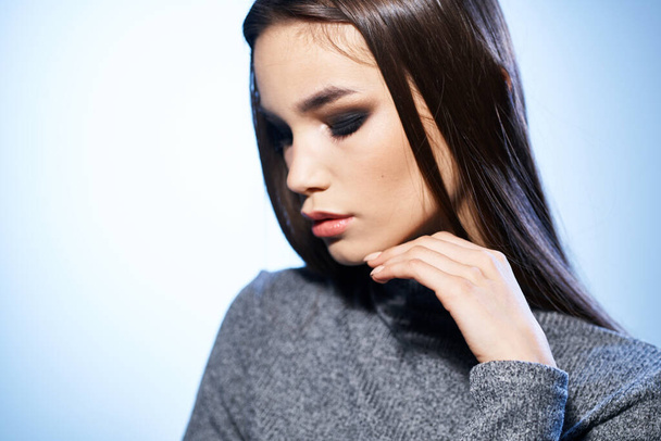 atraktivní žena světlé make-up narovnává vlasy s rukou elegantní styl modelu - Fotografie, Obrázek