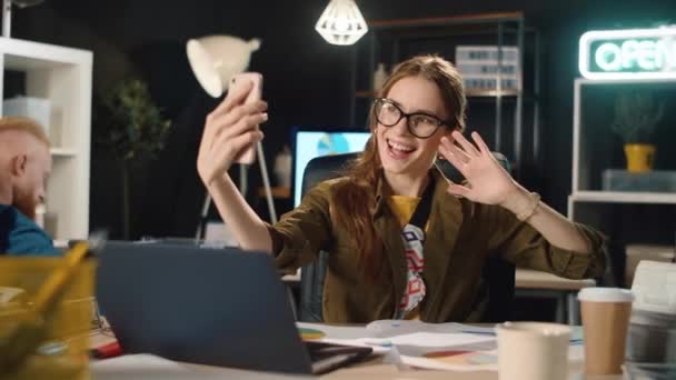 Młoda kobieta robi sobie selfie na stanowisku. ładna dziewczyna pozowanie w miejscu pracy. - Materiał filmowy, wideo