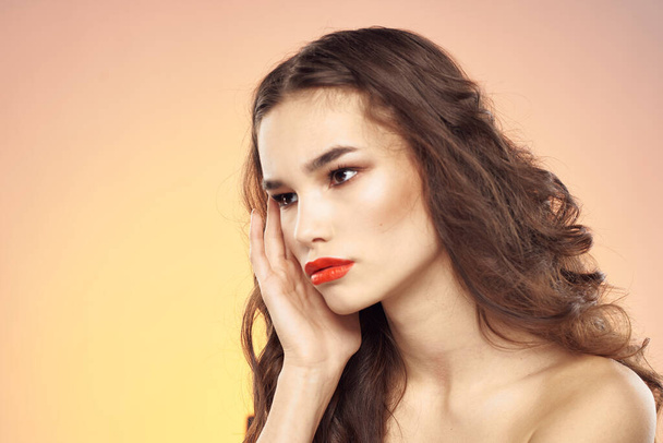 Belle femme maquillage lumineux soins de coiffure close-up modèle de style élégant - Photo, image