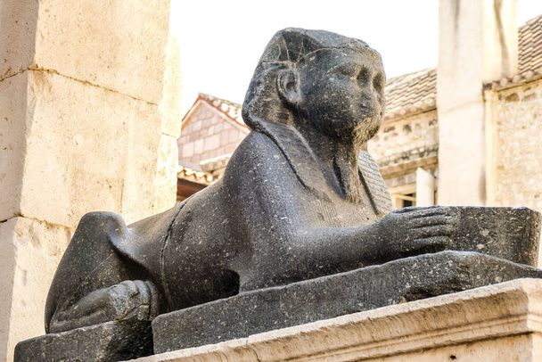 St. Paul Katedrali 'nin önündeki aslan heykeli, güzel bir dijital fotoğraf. - Fotoğraf, Görsel