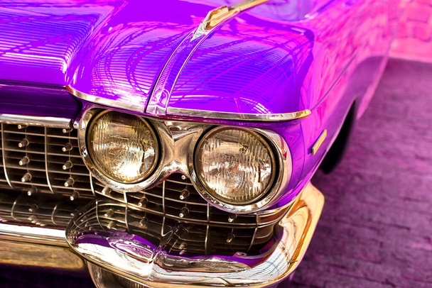  Klasszikus retró autó. Gyönyörű rózsaszín autó, elölnézet. - Fotó, kép