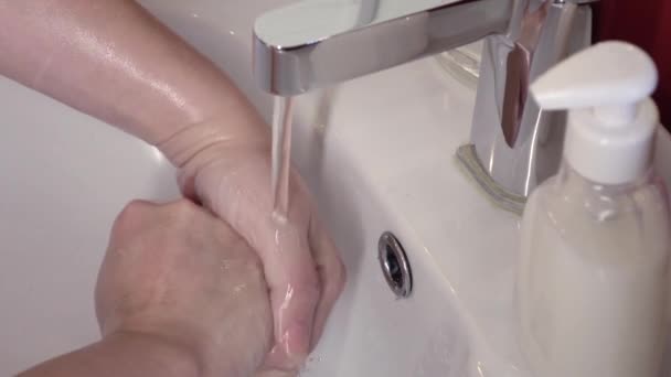 A kórokozó baktériumok koronavírus általi elpusztításának megelőzése. Mosson kezet folyékony szappannal. - Felvétel, videó