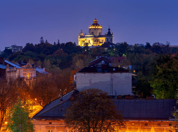 Lviv. Catedral de São Jorge ao pôr-do-sol. - Foto, Imagem