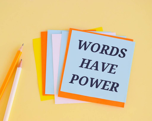 As palavras têm a palavra do poder em notas coloridas. - Foto, Imagem