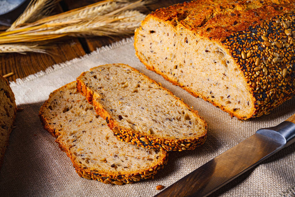 Flaxseed bread with a poppy seed and sesame mixture - Foto, afbeelding