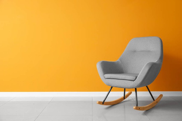 Elegante sillón cerca de la pared de color en la habitación - Foto, Imagen