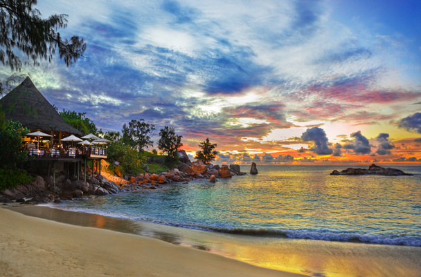 Kahvila trooppisella rannalla auringonlaskun aikaan
 - Valokuva, kuva