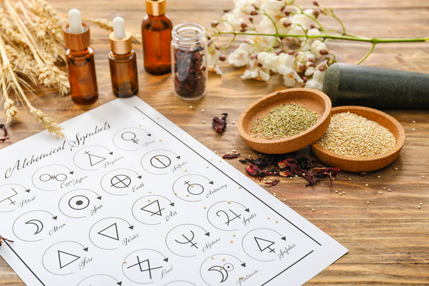 Simboli alchemici e ingredienti per preparare pozioni su fondo di legno - Foto, immagini