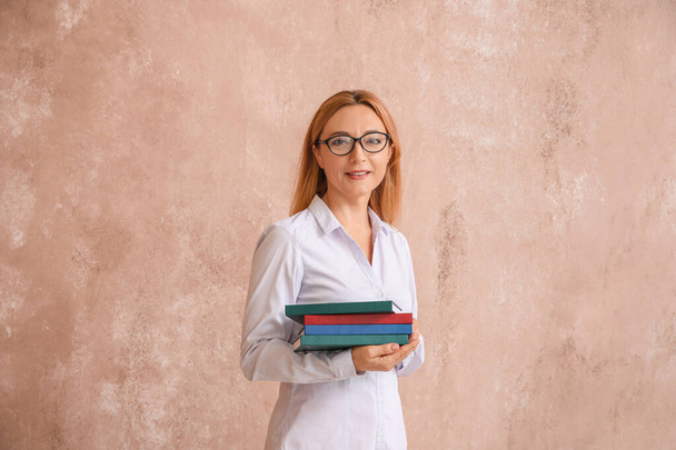 Портрет учительницы на цветном фоне - Фото, изображение