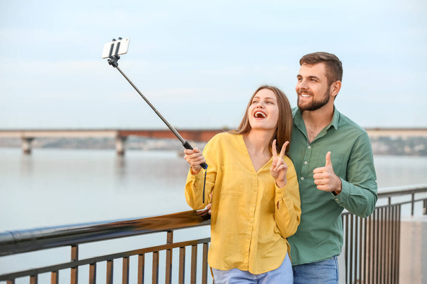 Jeune couple prendre selfie à l'extérieur - Photo, image