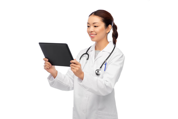 asian female doctor with tablet pc and stethoscope - Foto, afbeelding